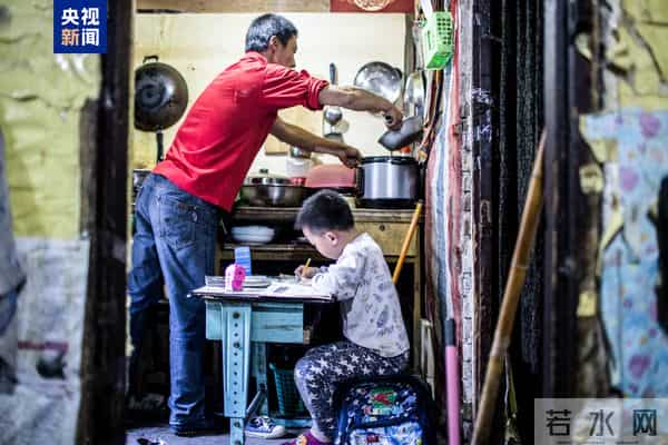 重庆棒棒:15年前,重庆“棒棒父子”刷屏全网,如今儿子高考结束,个头已超过父亲