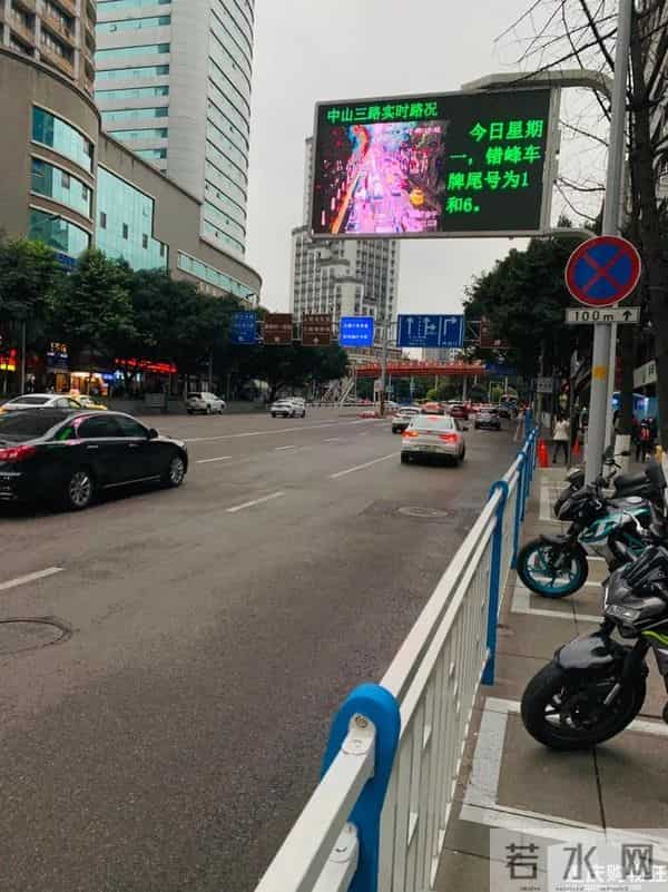 重庆嫩雀儿：直击重庆第一个限行+限号工作日交通路况！网友：被堵到怀疑人生