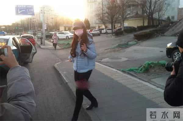 老虎伤人女主角摘口罩