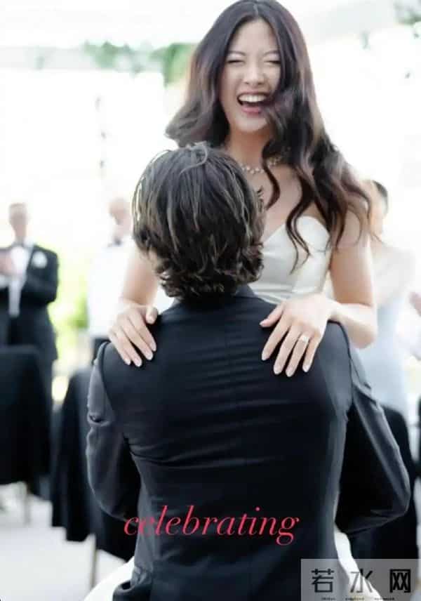 伟忠哥:大S具俊晔参加伟忠哥女儿归宁宴,盛装打扮合影都手牵手,大S胖了