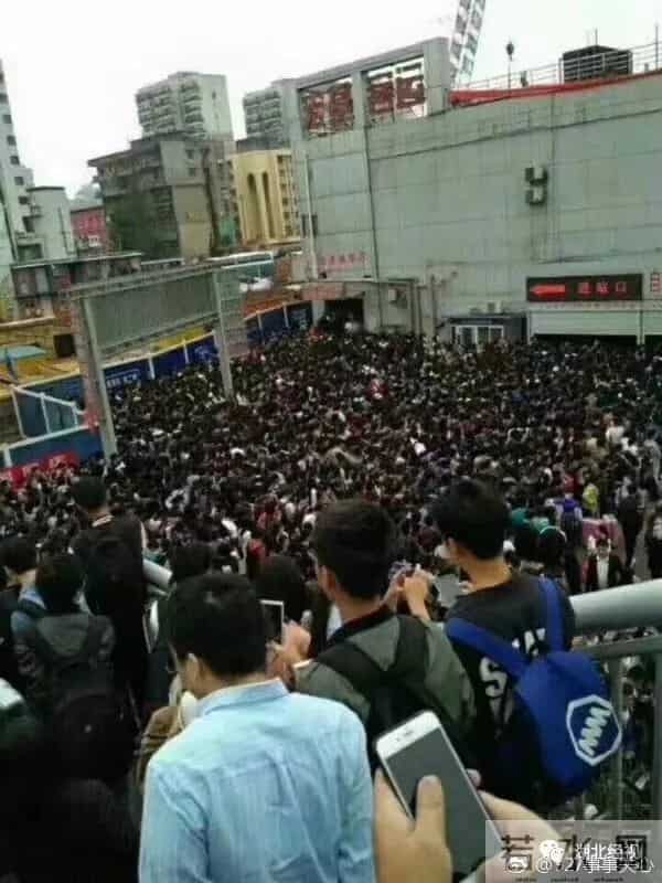 重庆人人网：国庆假期，各地已开启“人人人人你人人人人”模式！你那里人多么？