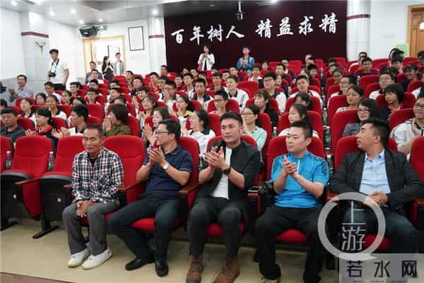 求精中学吧:《最后的棒棒》何苦走进求精中学,被感动的学子落泪致谢