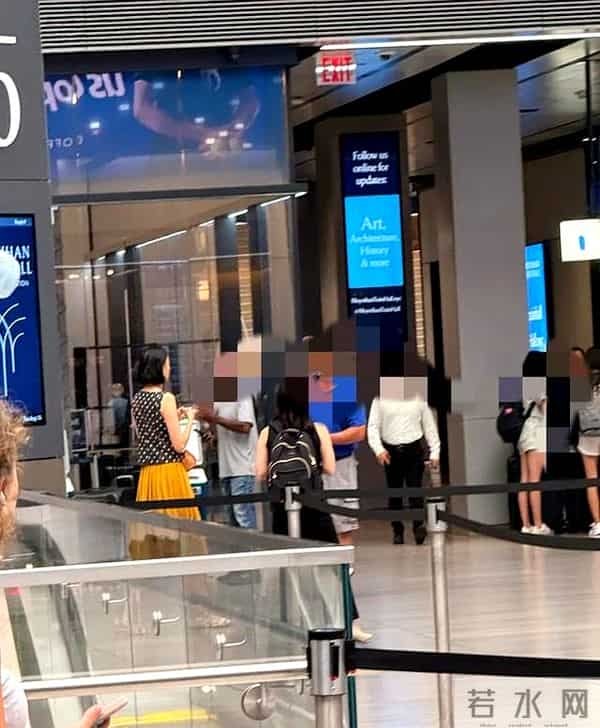 曲家瑞资料：曲家瑞在纽约被偶遇，瘦瘦高高身姿摇曳文艺范，60岁看着好年轻