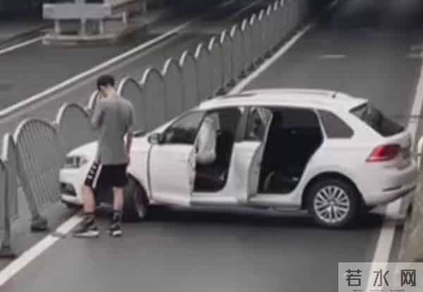 小车失控隔离栏插车内致1死