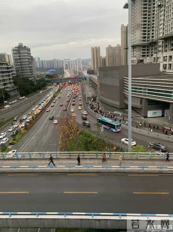 重庆嫩雀儿：直击重庆第一个限行+限号工作日交通路况！网友：被堵到怀疑人生