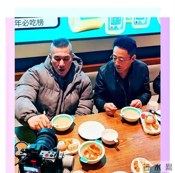 翰林府吃瓜：汪小菲请馆长吃炸馒头片蘸臭豆腐，馆长吃出痛苦面具，笑翻众人！