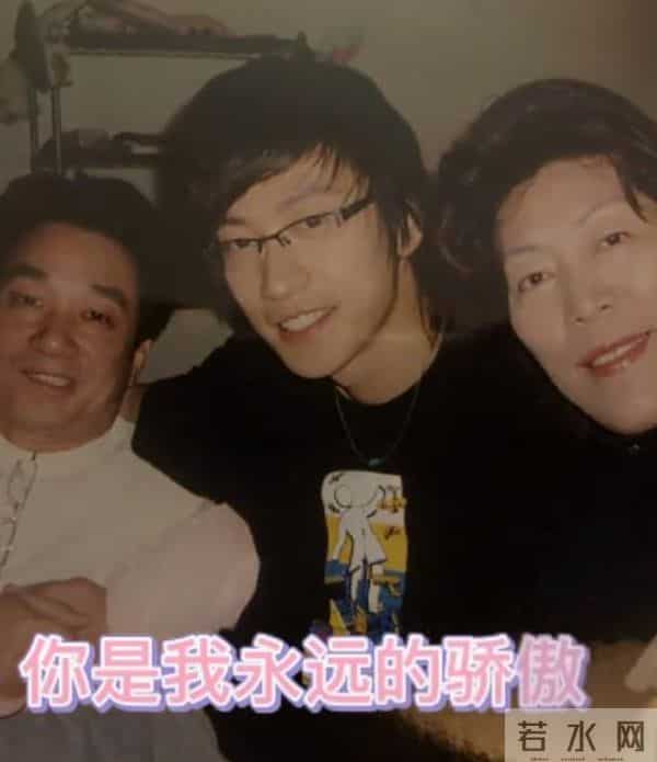 乔任梁妈妈:乔任梁妈妈独往墓园扫墓,向爱子报平安泪点多,碑前满是鲜花供品