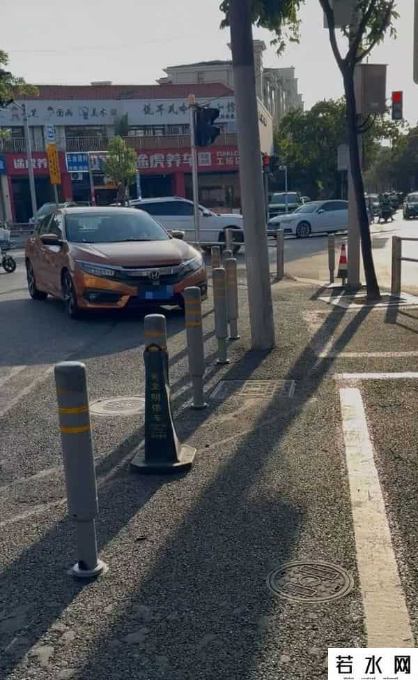上海一条街生意变萧条？多家店铺关门！商户无奈：“罪魁祸首”就在门口马路上→