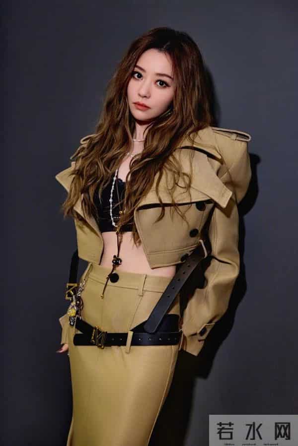 张靓颖资料：张靓颖西安演唱会突发意外，从2米高的舞台摔下，歌迷称人目前没事，仍在继续唱歌