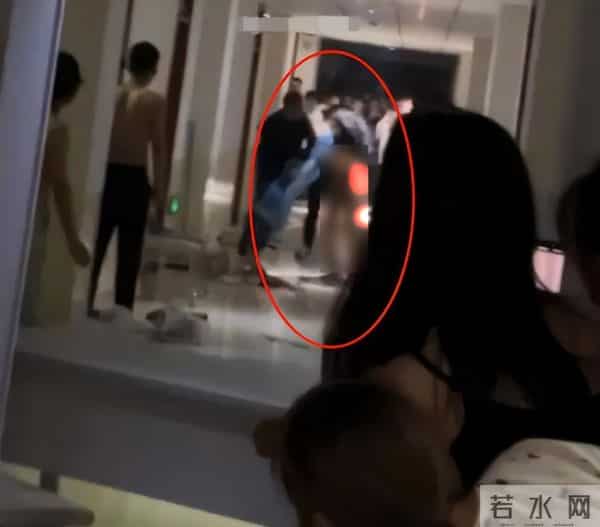 女子一丝不挂大闹男宿舍