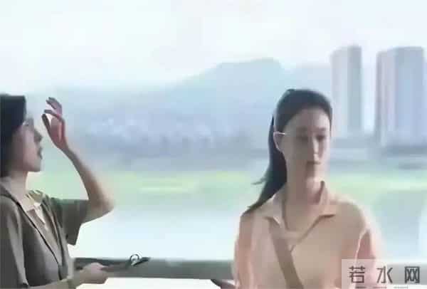 重庆艾薇儿:41岁的蒋欣在重庆炸街,瘦成排骨胸筷子腿仍凹凸有致有魅力