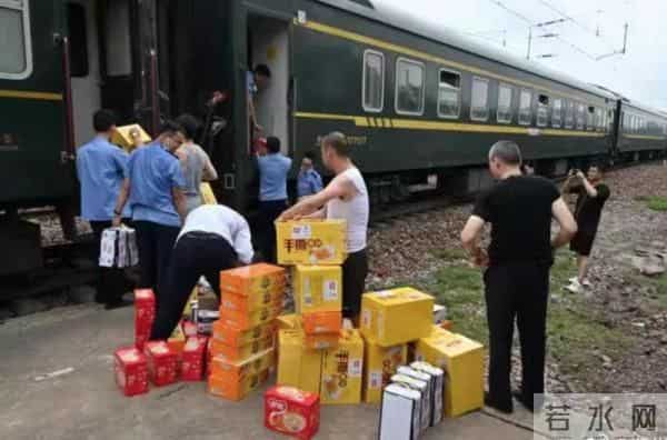 735人列车被困郑州