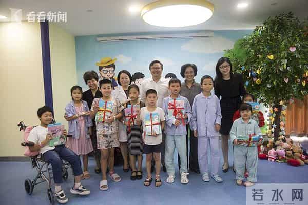 眼镜哥哥:“眼镜哥哥”爱心行动捐赠仪式在上海举行