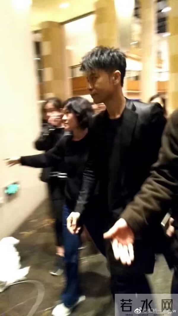 虹桥一姐:还记得那个跟拍明星的虹桥一姐吗?现在明星要反过来蹭她热度了!