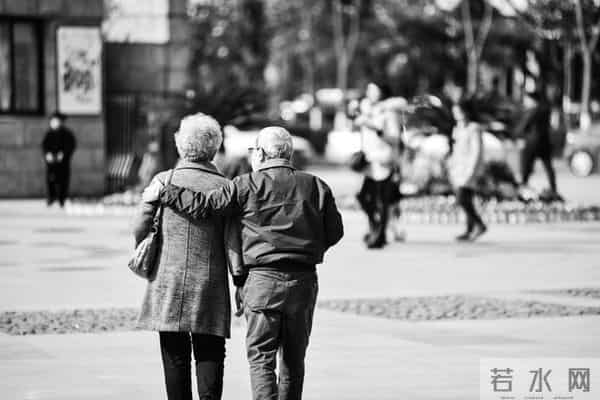 画室模特：我在画室给女模特写生，她悄悄解开了衬衫的第二颗扣子