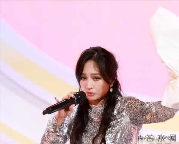 阿沁：阿沁被踢出飞儿，网友：天道好轮回？前主唱詹雯婷才是最大受害者