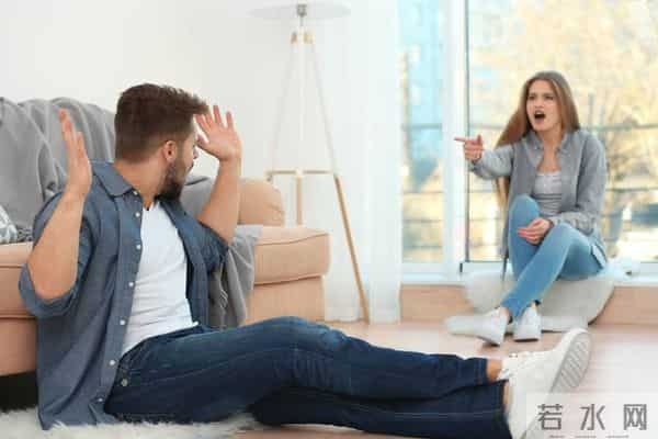 画室模特：我在画室给女模特写生，她悄悄解开了衬衫的第二颗扣子