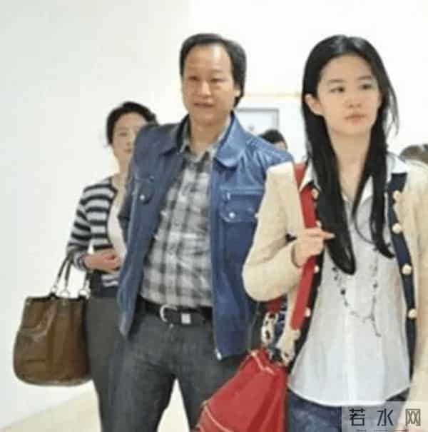 q姓女星:24小时6个瓜,曝杨采钰、陈金飞已离婚,曝魏大勋、秦岚正在热恋