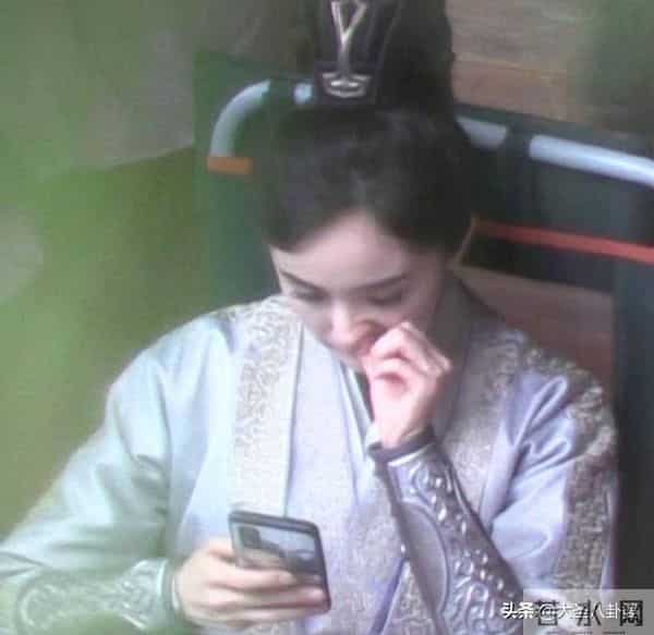 杨幂当众挖鼻孔