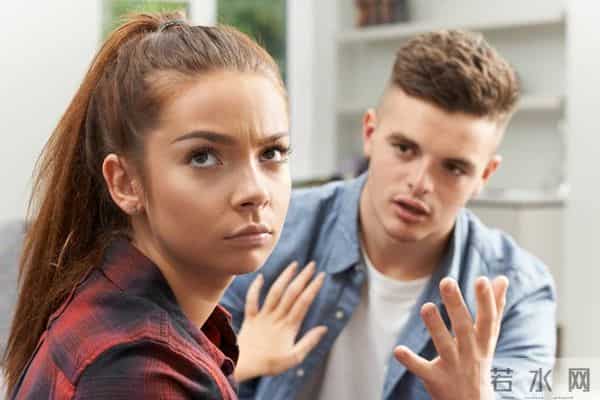 画室模特：我在画室给女模特写生，她悄悄解开了衬衫的第二颗扣子