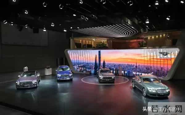 宾利女销售蹲着