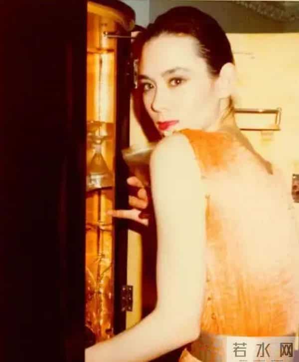 周佳纳：世界超模周天娜：拥有完美面孔，却被2个情人抛弃，公开患有艾滋