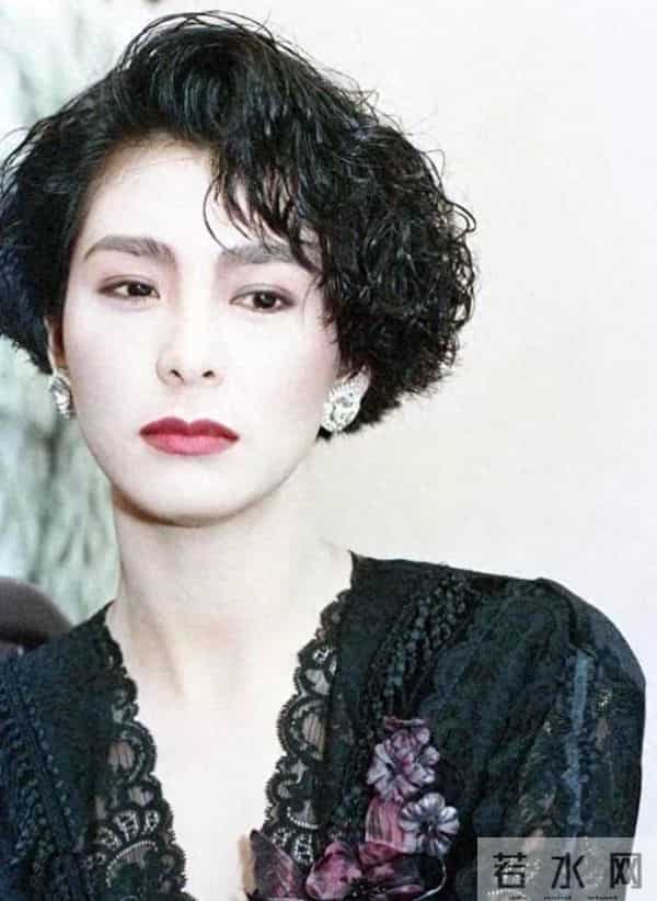 周佳纳：世界超模周天娜：拥有完美面孔，却被2个情人抛弃，公开患有艾滋