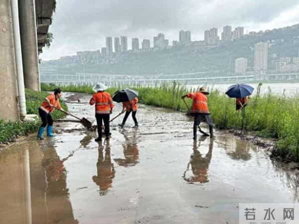 重庆江湾城：闻“汛”而动！重庆江北城市管理部门连夜奋战保畅通