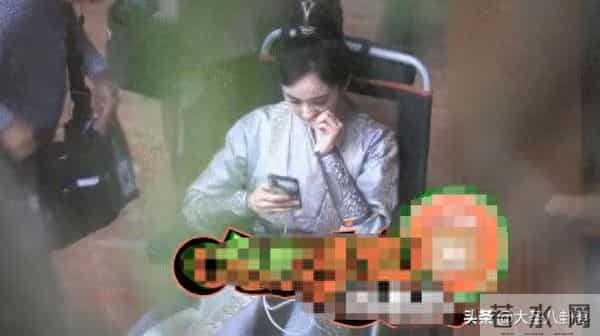 杨幂当众挖鼻孔