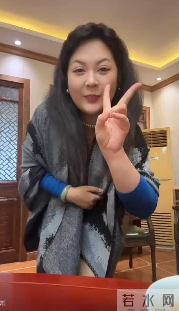 单亲妈妈嫁女儿同学的爸爸