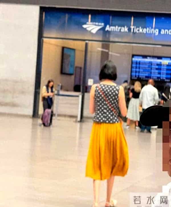 曲家瑞资料：曲家瑞在纽约被偶遇，瘦瘦高高身姿摇曳文艺范，60岁看着好年轻