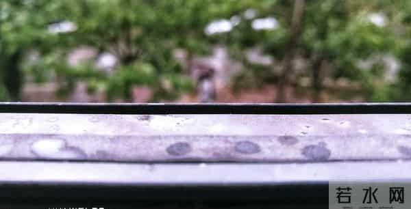 画室模特：我在画室给女模特写生，她悄悄解开了衬衫的第二颗扣子