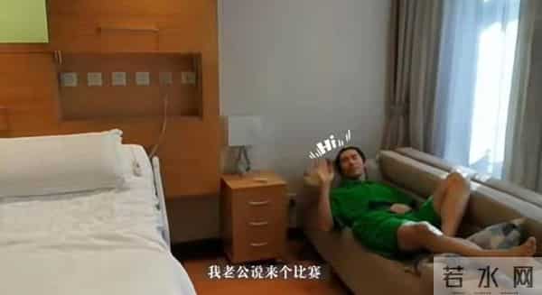 钟丽缇怀孕：52岁钟丽缇去医院被疑怀四胎！坐轮椅脸苍白，当场下跪对老公表白