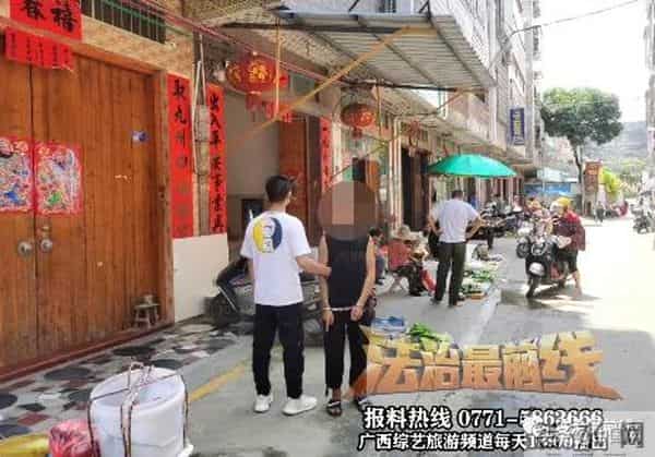 5名男子看不惯情侣秀恩爱实施抢劫