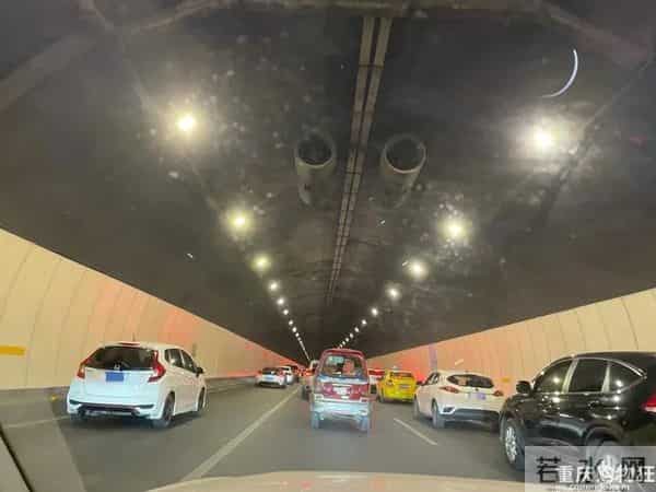 重庆嫩雀儿：直击重庆第一个限行+限号工作日交通路况！网友：被堵到怀疑人生