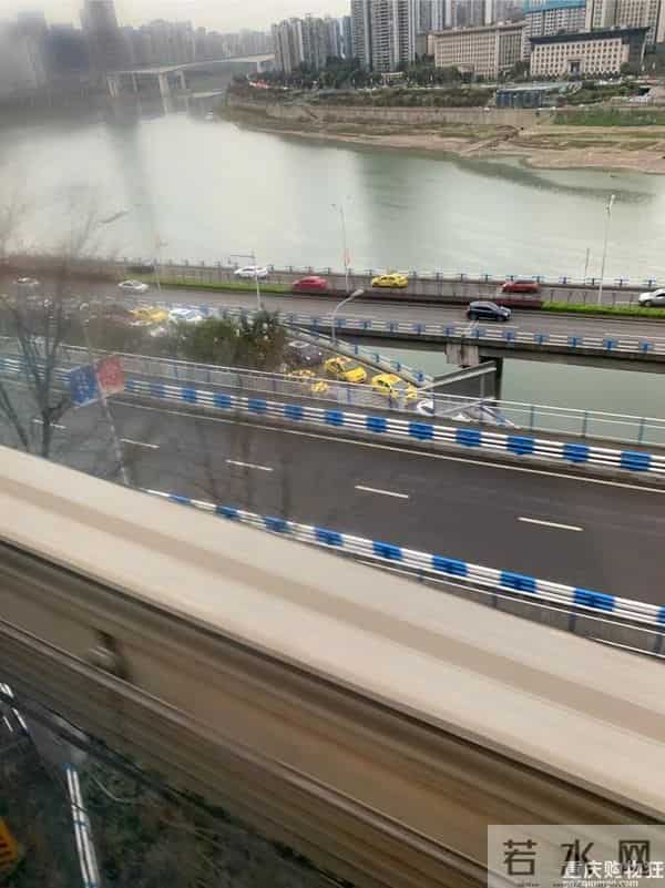 重庆嫩雀儿：直击重庆第一个限行+限号工作日交通路况！网友：被堵到怀疑人生