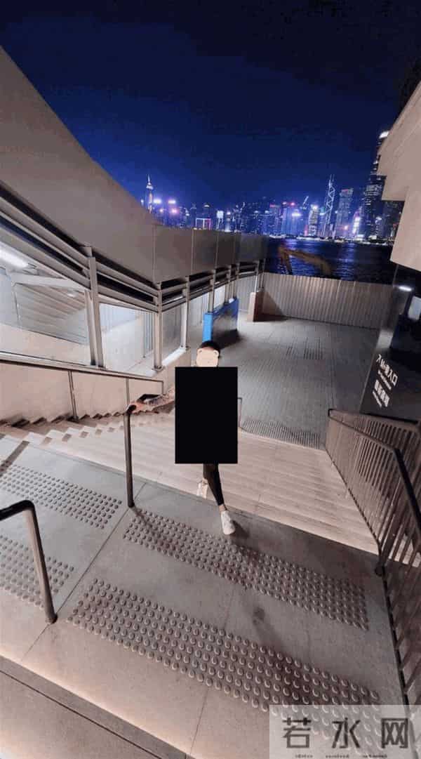 香港辣妈:香港40岁辣妈“晒胸”成瘾,走遍公共场所拍120多张“裸照”,警方已拘捕