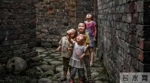 夫妇身亡留下的8孩有很多人想领养