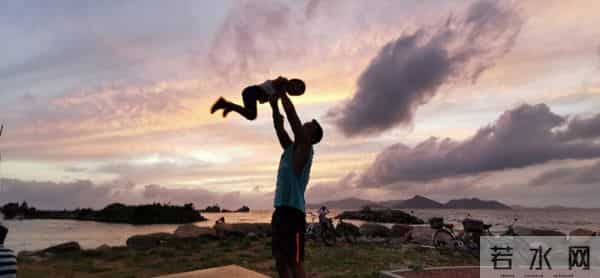重庆大叔坐家门口沙发上看海
