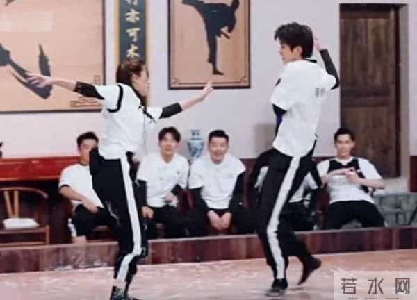 蔡徐坤和baby亲吻