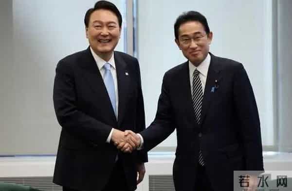 雨中撑伞不顾老婆 韩总统又被嘲