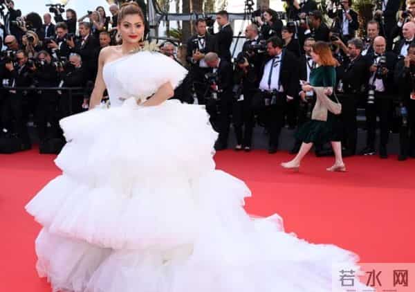 嘎纳红毯:戛纳红毯来了!有人脸僵有人礼服奇葩,还有“法国毯星”抢镜