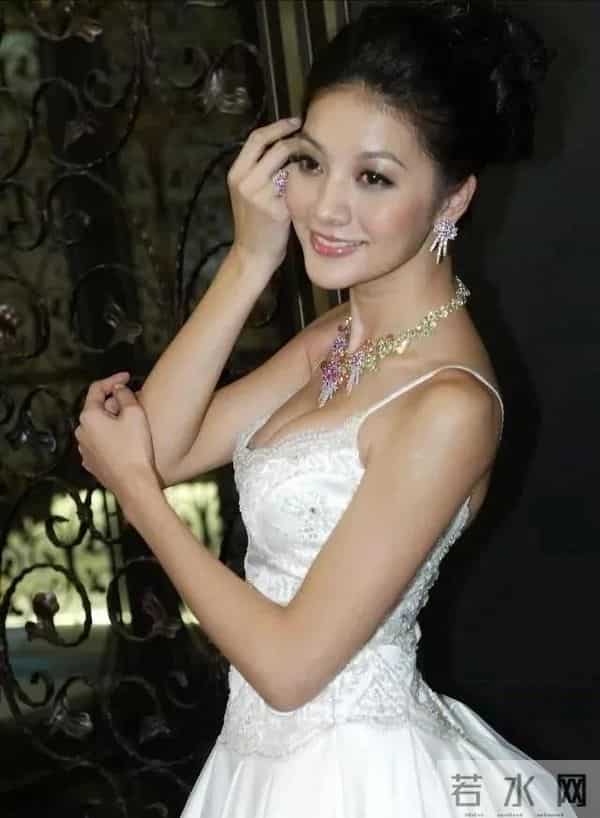 吴亚 馨：“模特女神”吴亚馨