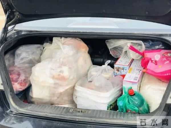 肉妈:后备箱被妈妈塞三百斤肉,女子晒出“最强年货”,网友:吃完又过年了