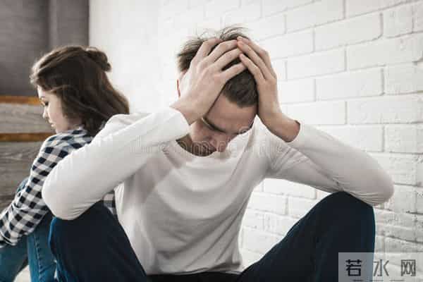 画室模特：我在画室给女模特写生，她悄悄解开了衬衫的第二颗扣子