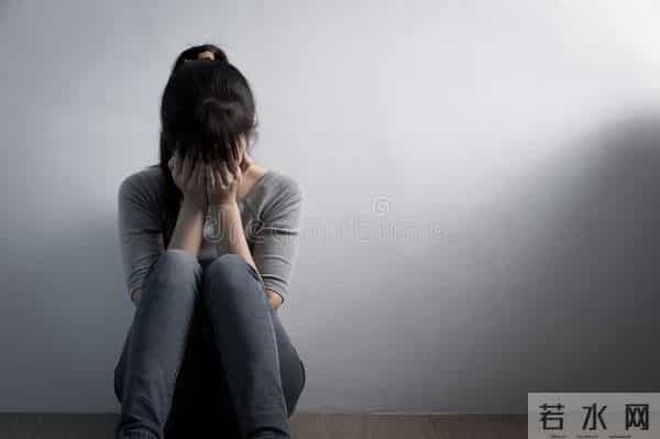 画室模特：我在画室给女模特写生，她悄悄解开了衬衫的第二颗扣子