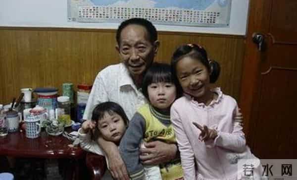 袁友晴:90岁袁隆平仨孙女上热搜,儿时不知爷爷是名人,专看天气预报