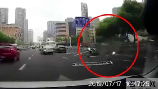 常州一小车失控撞上围栏