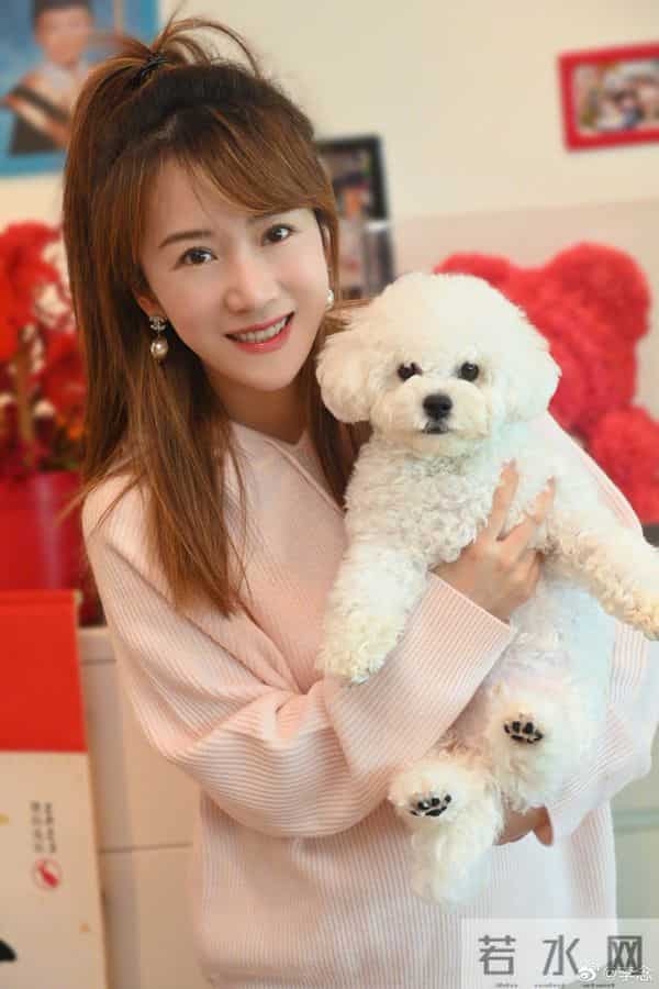 林和平多大：37岁“海藻”官宣怀三胎，手抚孕肚嘟嘴卖萌，与富商丈夫屡传婚变