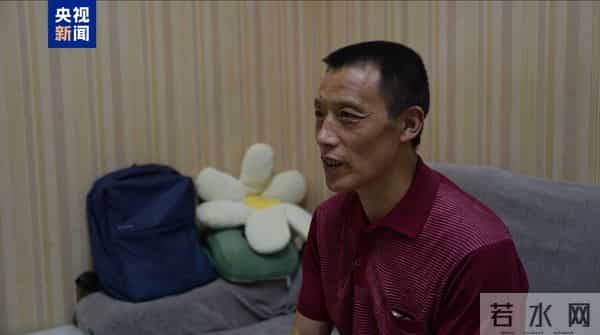 重庆棒棒:15年前,重庆“棒棒父子”刷屏全网,如今儿子高考结束,个头已超过父亲